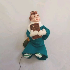 Muñeca Personaje Simpich Ángel Adorno NATHAN Estatuilla Abrigo Verde Salmos Libro - Imagen 1 de 11
