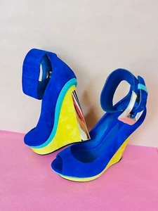 Sandali con zeppa Brian Atwood blu e giallo elettrici in camoscio. Prezzo consigliato: £ 360! Nuovissimo. UK7 - Foto 1 di 9