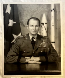 General James M. Gavin signiert 8x10 Pressemitteilung Foto B&W 8x10 Zweiter Weltkrieg handsigniert - Bild 1 von 2