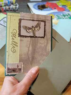 Tarjeta de felicitación Hello hecha a mano verde, marrón, negro polilla tarjeta A2 en blanco con sobre Foto 1 de 4