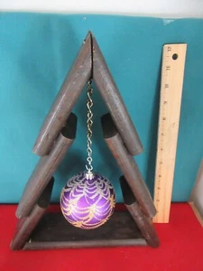Albero di Natale in legno rustico country fatto a mano con palla viola - Foto 1 di 6