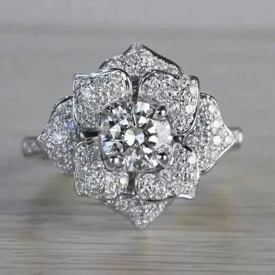 Anillo de compromiso de diamantes enchapado en oro blanco de 14 k de corte redondo de 3 quilates creado en laboratorio Foto 1 de 4