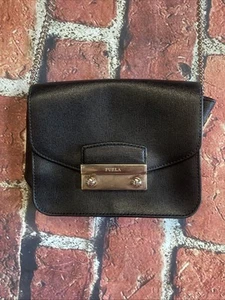 Bandolera de cuero Furla Italia Mini Metropolis correa de cadena negra dorada - Imagen 1 de 12