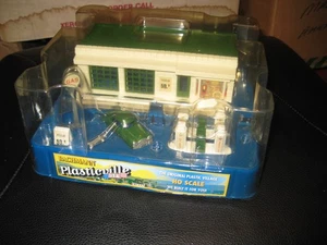 Built Sealed Gas Station by Bachmann Plasticville in HO scale - Picture 1 of 3