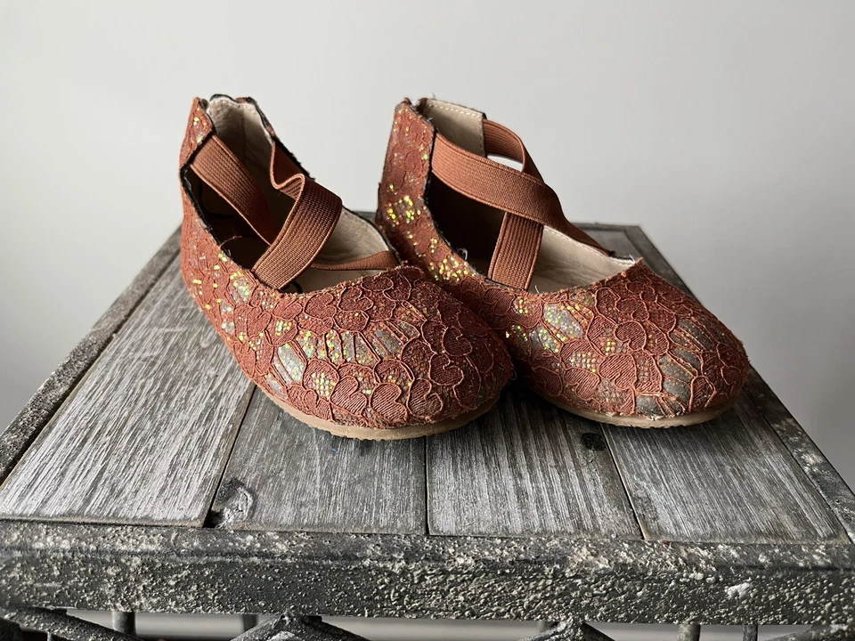 A Bear Co. Niña Encaje Óxido Brillo Ballet Pisos Talla 9 Tobillo Alto Correas Cruzadas. Foto 1 de 1