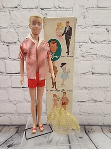 Muñeca Ken cabello rubio moldeado pierna recta con caja y ropa 1961 primera edición - Imagen 1 de 11