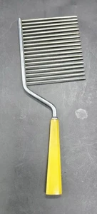De colección Mango de Baquelita Amarilla Cortadora de Pasteles Servidor Utensilio de Cocina Comida de Ángel - Imagen 1 de 5
