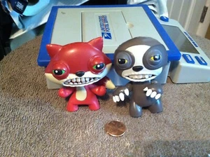 2 Fuggler Funny Ugly Monster Red Fox Vinyl Figure Spin Master 2018 & Sloth Forse - Foto 1 di 7