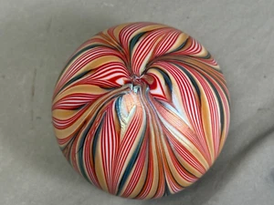 Pluma tirada multicolor Zephyr Studios arte vidrio peso hecho a mano - Imagen 1 de 8