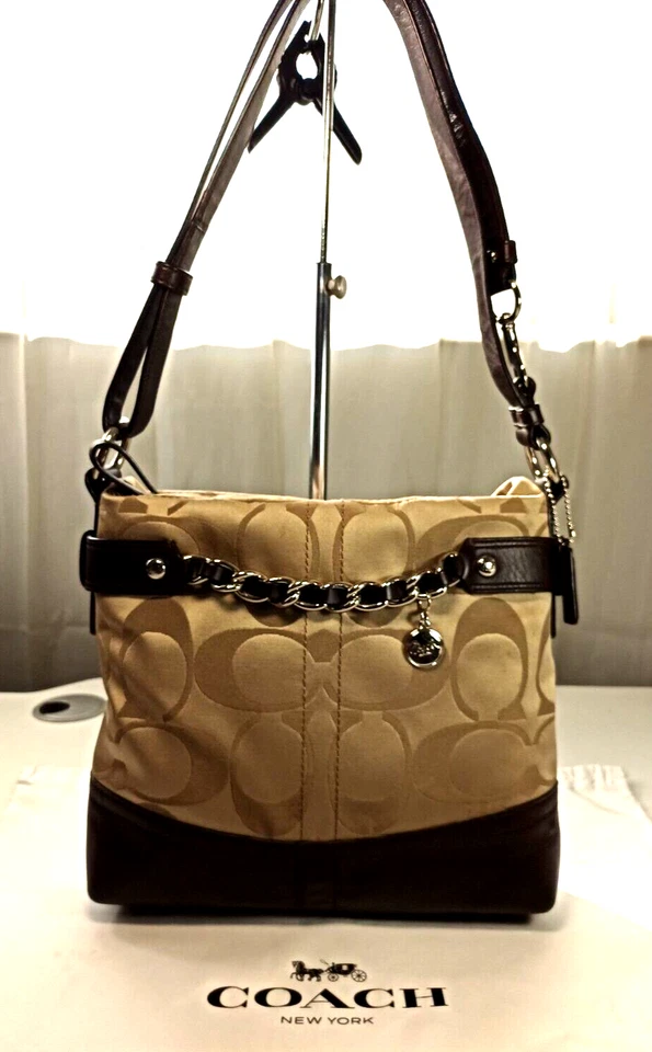 蔻驰 Ashley 中号棕色米色褶皱嬉皮包签名 Sateen 皮革表带 — 第 1/4 张图片