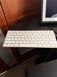 Apple A1644 MLA22LL Magic Keyboard Biała Fuly Testowana Działa świetnie!!!! - Zdjęcie 1 z 11