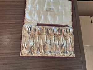 10 CUCCHIAINI IN LEGA DI ARGENTO, PRIMI 900, NELLA LORO SCATOLA ORIGINALE LUNGHE - Foto 1 di 13