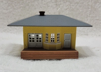 Plasticville HO Scale Suburban Railroad Station Built - Image 1 of 4