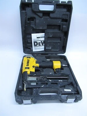 Pregador de acabamento pneumático DeWALT 2-1/2" x 16 calibre DWFP71917 GP3113551 - Imagem 1 de 4