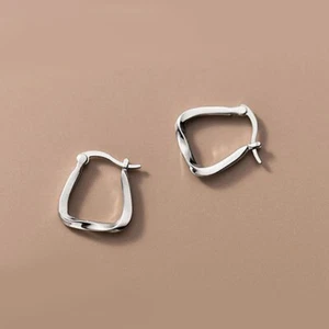 Orecchini a cerchio huggie minimalisti argento sterling 925 attorcigliato a forma di U A4344 - Foto 1 di 9