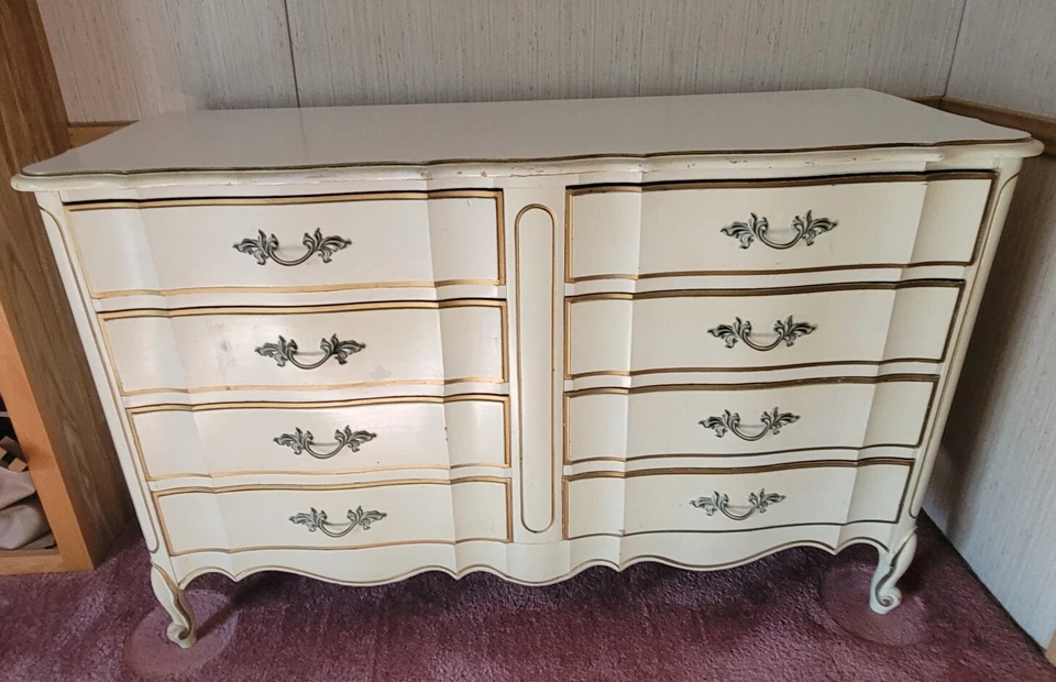 Juego de dormitorio Dixie vintage provincial francés de seis piezas. Foto 1 de 1