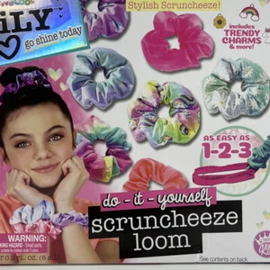 Activity Kings iLY Scruncheeze Loom - Picture 1 of 4