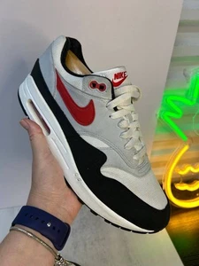 Nike Air Max 1 FD9082-101 Sneakers Uomo Taglia 9.5 Bianco Rosso Nero Retrò - Foto 1 di 7