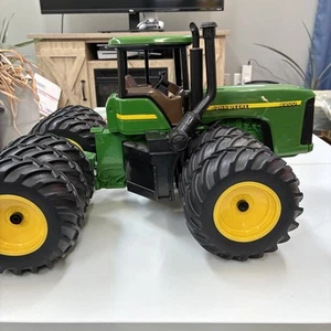 John Deere 9200 Tractor with Triples Ertl 1/16 Scale Vintage Metal With Plastic - Picture 1 of 14