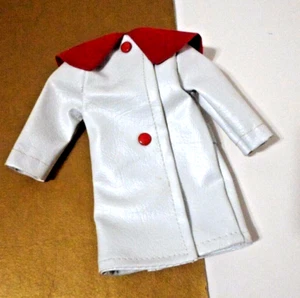ABRIGO DE CUERO SINTÉTICO BLANCO DE COLECCIÓN CON BROCHES ROJOS CUELLO ROPA Clon 10"- 11 1/2" MUÑECA - Imagen 1 de 3