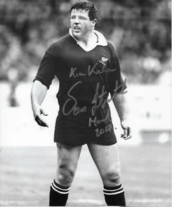 Tolles HANDSIGNIERTES 10"" x 8"" B&W Foto (COA) ganz schwarz Rugby Ikone SEAN FITZPATRICK - Bild 1 von 1