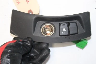 2006-2011 VOLVO V50 TRACTION / 12V POWER OUTLET SOCKET K4206 - Image 1 of 4