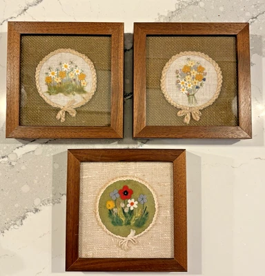 3 ramos florales hechos a mano de fieltro con aguja enmarcados en arpillera Cottagecore 7" x 7" x 1,5" Foto 1 de 4