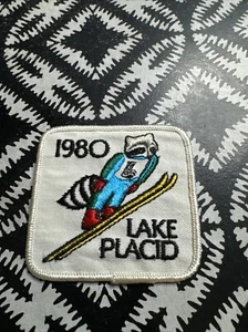 Lake Placid 1980 Olimpiadi Invernali Roni Raccoon Mascotte Sci Salto Souvenir Patch - Foto 1 di 2