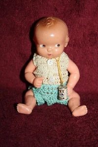 RARE poupée Kewpie posable en plastique avec pendentif lait animal - Photo 1/9