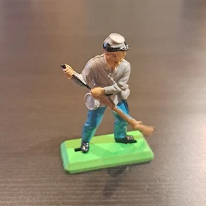 Britains Ltd Deetail 1971 – US Civil War – Confederate Soldier loading (C) - Picture 1 of 2