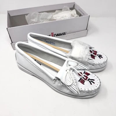 Zapato Minnetonka Thunderbird para mujer 7 mocasín de barco de cuero blanco liso con cuentas Foto 1 de 4