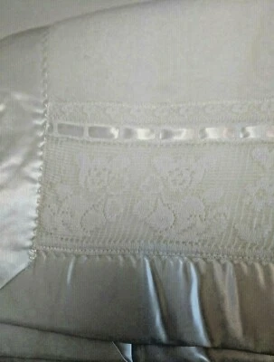 VTG Quiltex 50x40 White Acrylic Teddy Bear Lace Trim Satin Edging Baby Blanket - Image 1 of 4