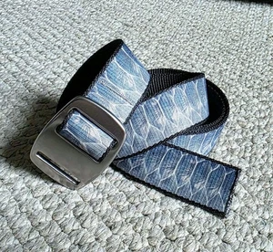 Croakies Corte a Ajuste Azul Reptil Plata Hebilla Ajustable Cinturón Web 41.5" Largo - Imagen 1 de 3