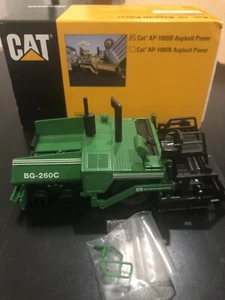 NZG #479 CAT Caterpillar AP-1055B Asphaltfertiger Barber Greene BG-260C - 1:50 - Bild 1 von 17