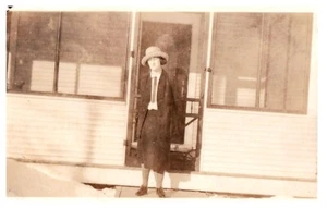 DAME MIT HUT AUF VERANDA, WISCONSIN DELLS, 1920er. Vintage 4,3" x 2,7" FOTO*7 - Bild 1 von 2