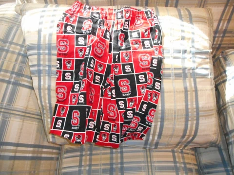 NC State Wolfpack red youth pants sz M-Y  DSCN2767 Cover