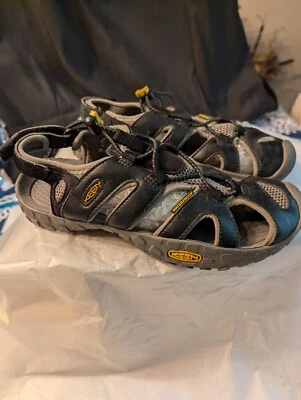 Sandalias impermeables Keen talla 4 de cuero negro con punta cerrada Foto 1 de 4