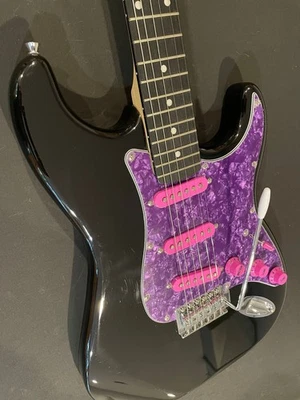 Harley Benton ST-20 BK Black Strat con golpeador personalizado y cubiertas de camioneta Foto 1 de 4