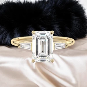 Anillo de boda de diamantes cultivados en laboratorio con certificación IGI de corte esmeralda de 2,20 quilates de oro amarillo de 14 quilates - Imagen 1 de 8