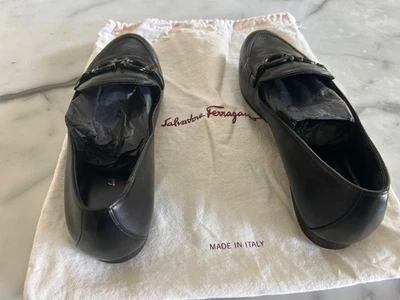 Mocasines ferragamo talla 7 piel de cordero con placa negra de diseño en zapatos. Foto 1 de 4