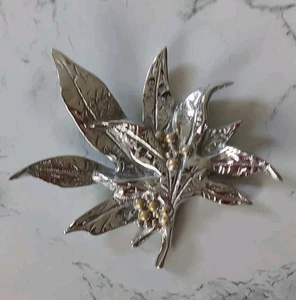 Mariposa Aluminum Napkin Weight Gilded Leaf 4x4" - Picture 1 of 5
