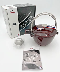 Staub emaillierte Gusseisen 1 Quart runde Teekanne/Wasserkocher - Grenadine - NEU* - Bild 1 von 15