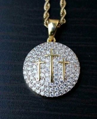 Colgante de tres cruces de diamantes de corte redondo de 2 quilates creado en laboratorio enchapado en oro amarillo de 14 k Foto 1 de 4