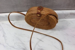 Bandolera Boho Chic Ratán Ovalada con Correa de Cuero Genuino - Imagen 1 de 12
