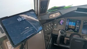 pivotXTRA 75 - extender for iPads using pivot mounts on Boeing 777 flight decks - Afbeelding 1 van 11