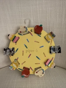 Piper K 10er Set Mini Schule Haarkralle Clips Buntstift Apfel Farbe Stift Buch Neu mit Etikett - Bild 1 von 5