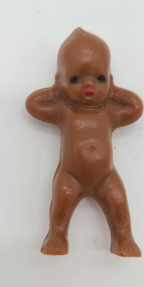 Muñeca Kewpie bebé afroamericana de plástico duro vintage MANOS DETRÁS DE LA CABEZA 2,25" Foto 1 de 4