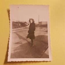 Foto Antik, Vintage, hübsche Frau, Mantel, schwarze Strümpfe, 90 x 60 mm, 210018