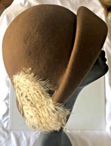 Original Vintage 1950s French Brown Felt and Feather Cloche Style Hat Sz 54 - Picture 1 of 7