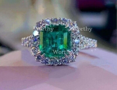 Anillo de compromiso con halo de diamantes esmeralda creado en laboratorio de 3 quilates acabado en oro blanco de 14 quilates Foto 1 de 4